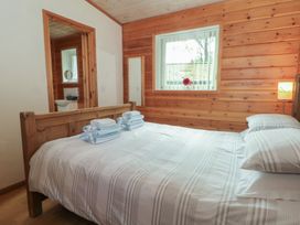 A bedroom with a bed and towels at Woodlands View in Leek