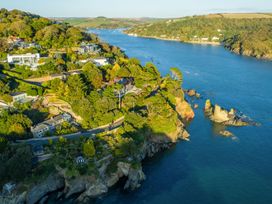 A coastal view with houses and boats at Quay cottage Salcombe