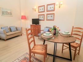 A dining room with a table and chairs at Swallow Studio Andoversford near Cheltenham