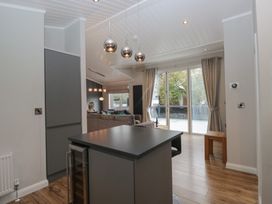 A living room with an island and sofa at 7 Lake View in Windermere