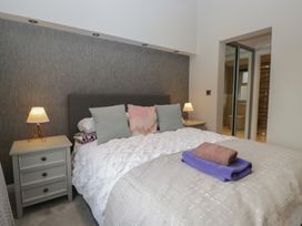 A bedroom with a bed and bedside table at 7 Lake View in Windermere