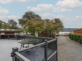 An outdoor area with a table and tree at 7 Lake View Windermere