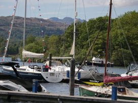 Sailboats and motorboats docked at the water at 7 Lake View in Windermere