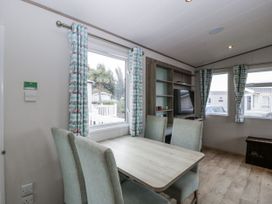 Caravan - 2 Bayside - Somerset & Wiltshire - 1190006 - thumbnail photo 8