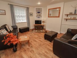 A living room with a sofa and coffee table at Duke Cottage in Woodbridge