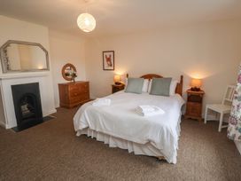 A bedroom with a bed and bedside tables at Duke Cottage in Woodbridge
