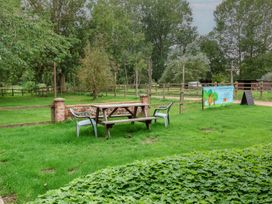 A table and chairs in an outdoor area at Duke Cottage in Woodbridge