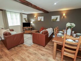 A dining room with a table and chairs at Duchess Cottage in Woodbridge