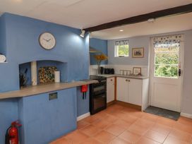 A kitchen with stove and sink at Duchess Cottage in Woodbridge