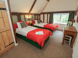 A bedroom with twin beds and a window at Duchess Cottage in Woodbridge