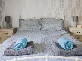 A bedroom with a bed and bedside tables at Rushmoor Cottage in Colaton Raleigh