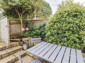 A garden with a table and chairs at Rushmoor Cottage in Colaton Raleigh