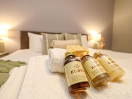 A bedroom with towels and shampoo products at Klysa in Camborne