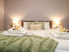 A bedroom with bed and towels at Klysa in Camborne