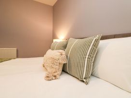 A bedroom with pillows and a lamp at Klysa in Camborne