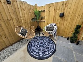 A garden area with two chairs and a table at Klysa in Camborne