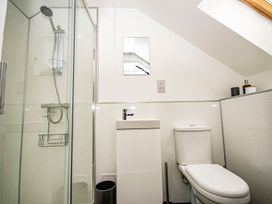 A bathroom with shower, sink, toilet and mirror at Thomas Chambers in Camborne