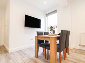A dining room with a table and chairs at West Chambers in Camborne