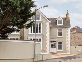 A house with windows and a door at Teylu in Camborne