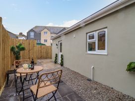 An outdoor area with a table and chairs at Mews Retreat in Camborne