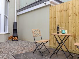 A garden area with a table and chairs at Mews Retreat, Camborne