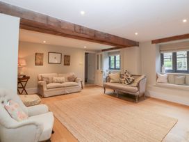 A living room with a sofa and a coffee table at Spring View in Tetbury