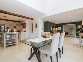 A dining area with a table and chairs at Spring View in Tetbury