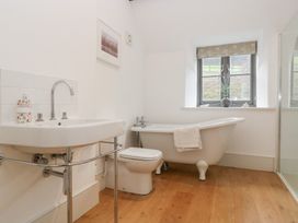 A bathroom with a sink, toilet, and bathtub at Spring View in Tetbury