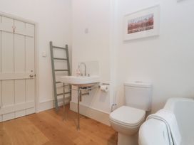A bathroom with a sink and toilet at Spring View in Tetbury