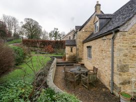 A garden with a table and chairs at Spring View in Tetbury