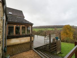 A deck with seating and scenery at Spring View in Tetbury