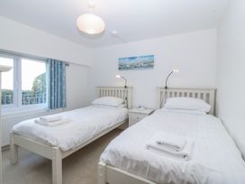 A bedroom with twin beds and a window at Gilfach Goed in Abersoch