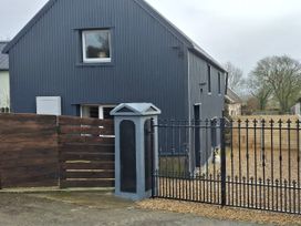 An exterior view of a house with a gate and gravel driveway at The Loft in Glenmore, County Kilkenny