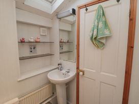 A bathroom with sink and mirror at Daisy cottage in Pickering