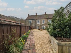 A garden with gravel path and plants at Daisy cottage in Pickering