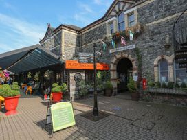 An outdoor area with a cafe and shops at Noddfa Penmachno