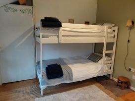 A bunk bed with blankets and pillows at Noddfa in Penmachno