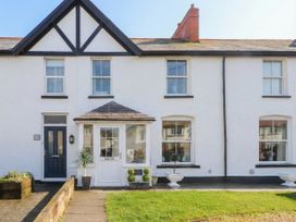 A house with a front door and windows at The Hideaway in Penrhyn Bay