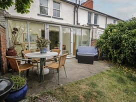A garden area with a table and chairs at The Hideaway in Penrhyn Bay