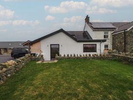 A house with a garden and stone wall at Hen Penmynydd in Llanfwrog near Llanfachraeth