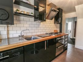 A kitchen with a gas cooker and sink at Esplanade Gardens, Apartment 1 Scarborough