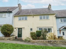 A house with a green door and windows at 16 Ffordd Meigan Beaumaris