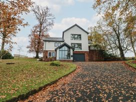 A house with a driveway surrounded by trees and leaves at Chapel Hill in Catlowdy