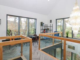 A sitting area with a bookshelf and guitars at Chapel Hill Catlowdy