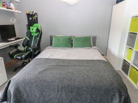 A bedroom with a bed and desk at Chapel Hill Catlowdy