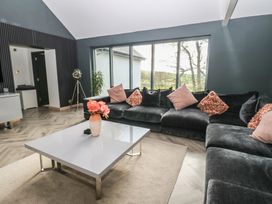 A living room with a sofa and coffee table at Chapel Hill Catlowdy