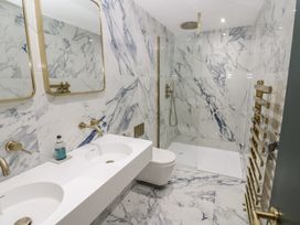 A bathroom with a shower, sink and toilet at Chapel Hill Catlowdy