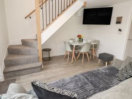 A dining area with a table and chairs at Cosy Retreat in 