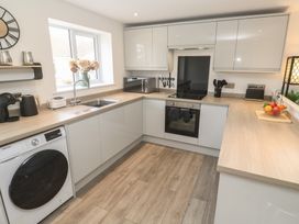 A kitchen with appliances and utensils at Cosy Retreat in 