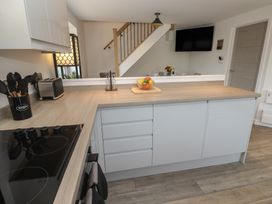 A kitchen with a countertop, stove, and fruit bowl at Cosy Retreat in 